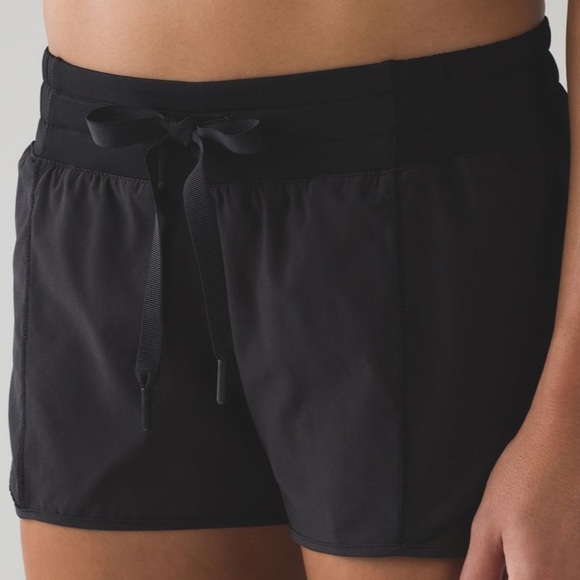 Lululemon Hotty Hot Short Black (First Release) *2.5" size 6 - Picture 4 of 16